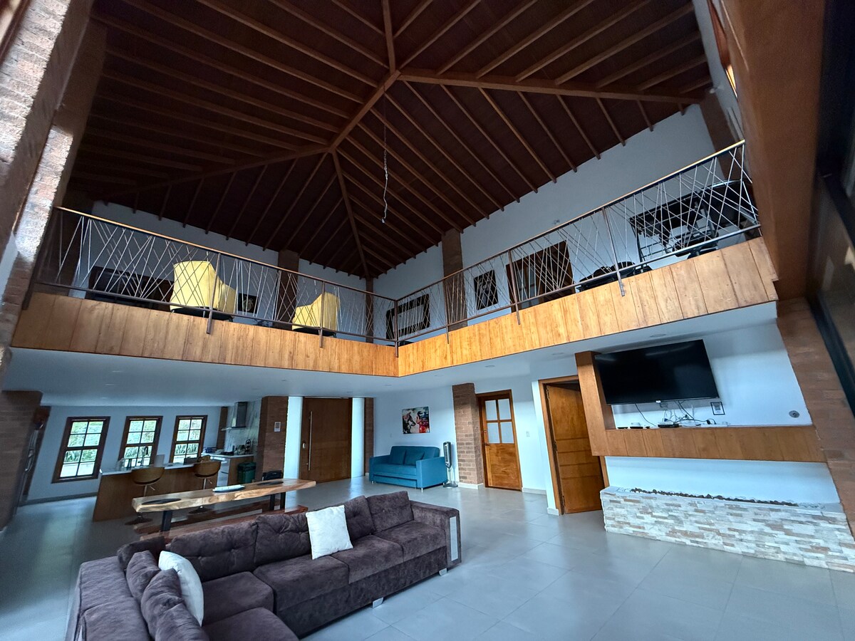Villa de lujo moderna con vistas al horizonte y jacuzzi privado
