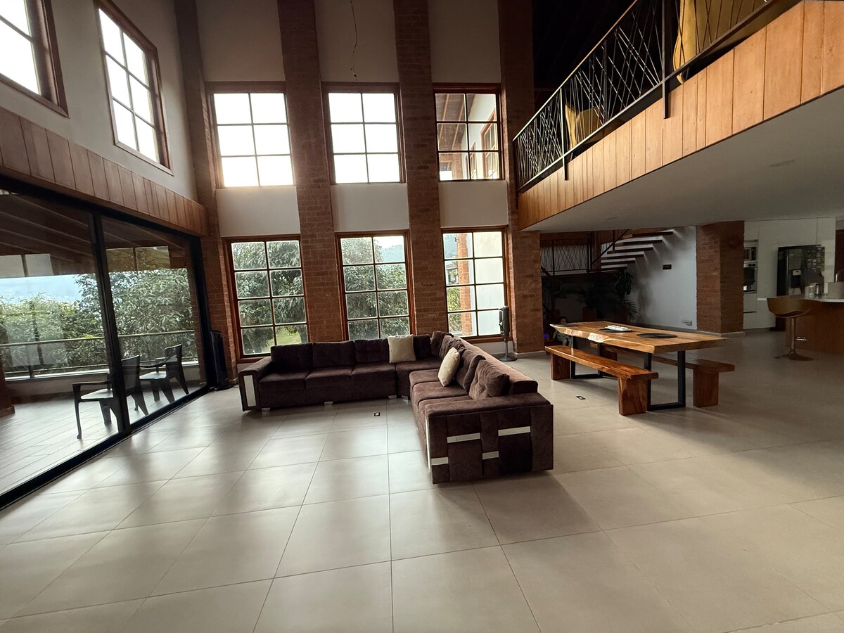 Villa de lujo moderna con vistas al horizonte y jacuzzi privado