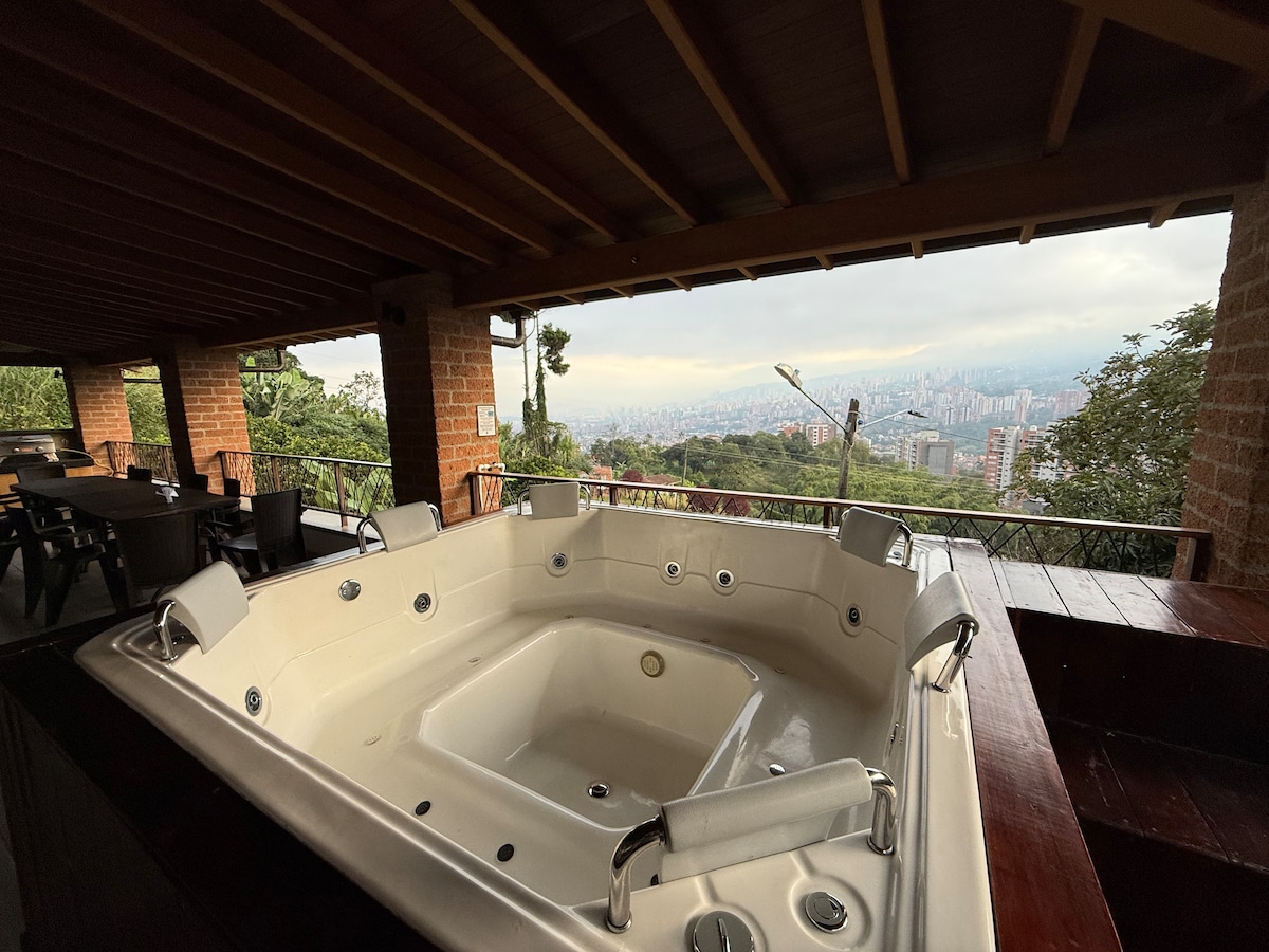 Villa de lujo moderna con vistas al horizonte y jacuzzi privado
