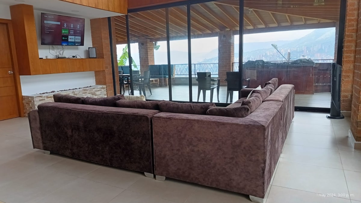 Villa de lujo moderna con vistas al horizonte y jacuzzi privado