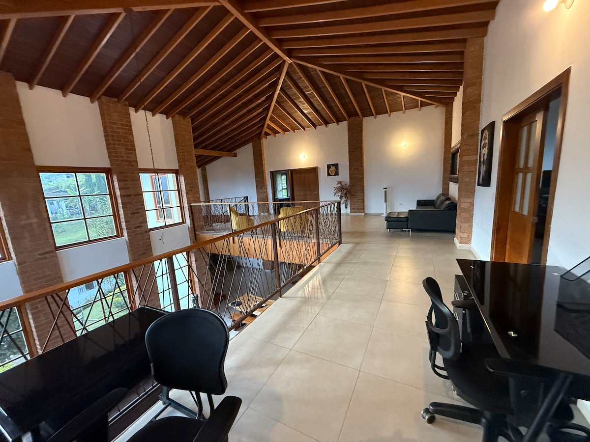 Villa de lujo moderna con vistas al horizonte y jacuzzi privado