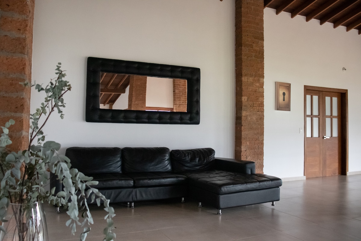 Villa de lujo moderna con vistas al horizonte y jacuzzi privado