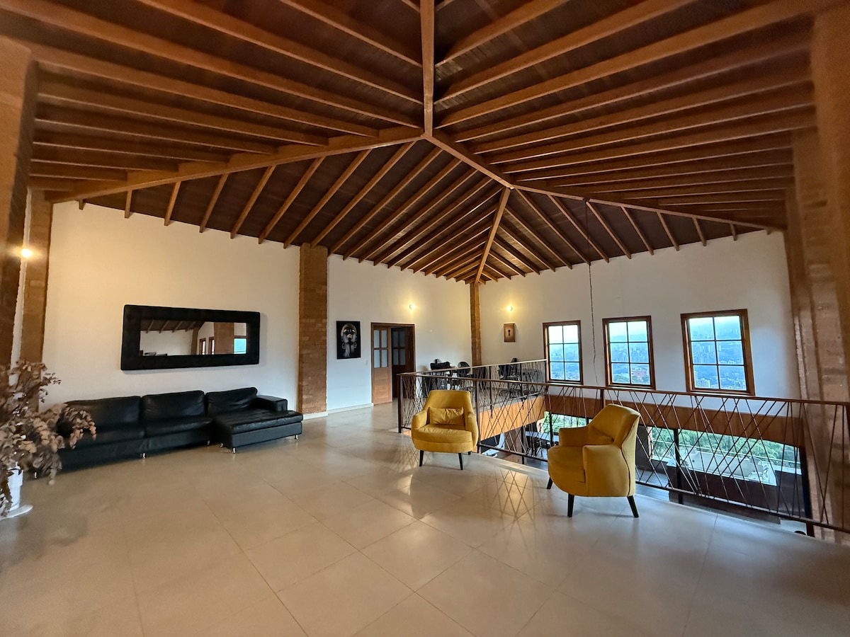 Villa de lujo moderna con vistas al horizonte y jacuzzi privado