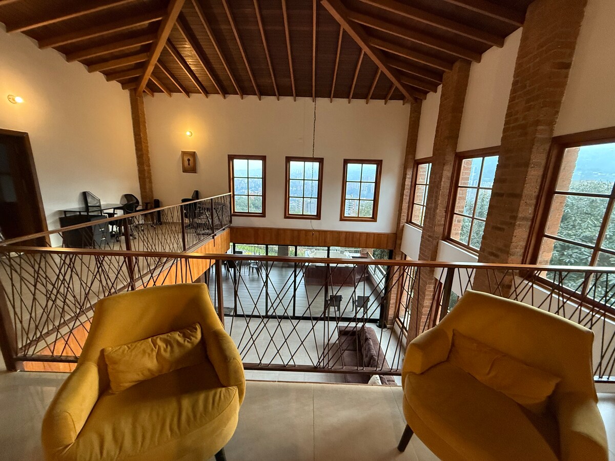 Villa de lujo moderna con vistas al horizonte y jacuzzi privado
