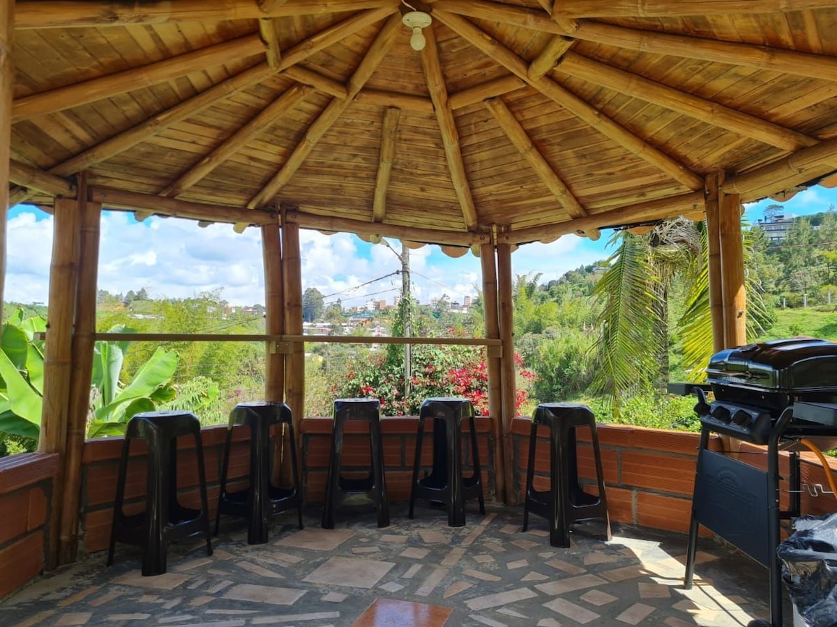 Linda cabaña con Jacuzzi y vista