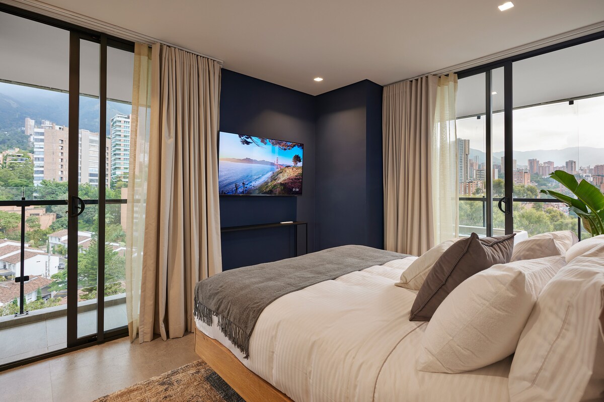 Apto con balcón, jacuzzi y hermosa vista.