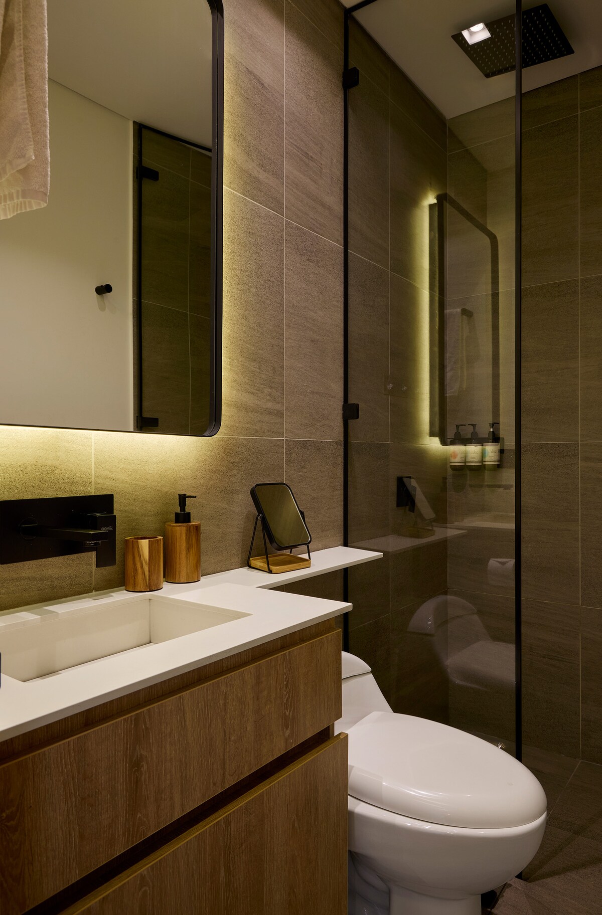 Apto con balcón, jacuzzi y hermosa vista.