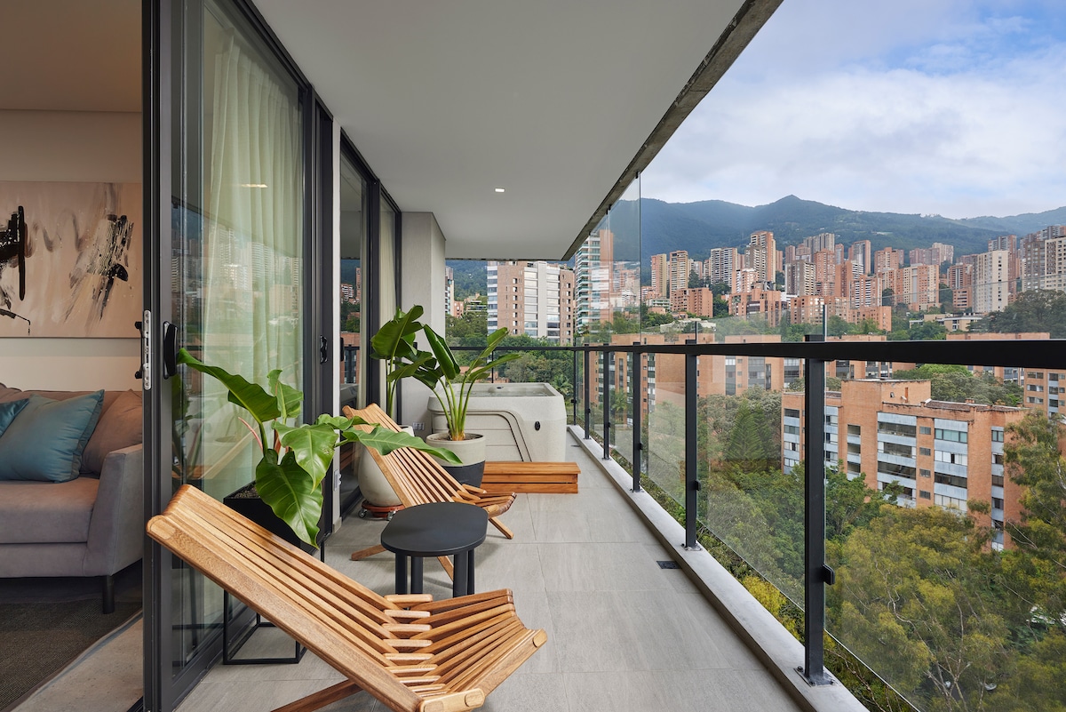 Apto con balcón, jacuzzi y hermosa vista.