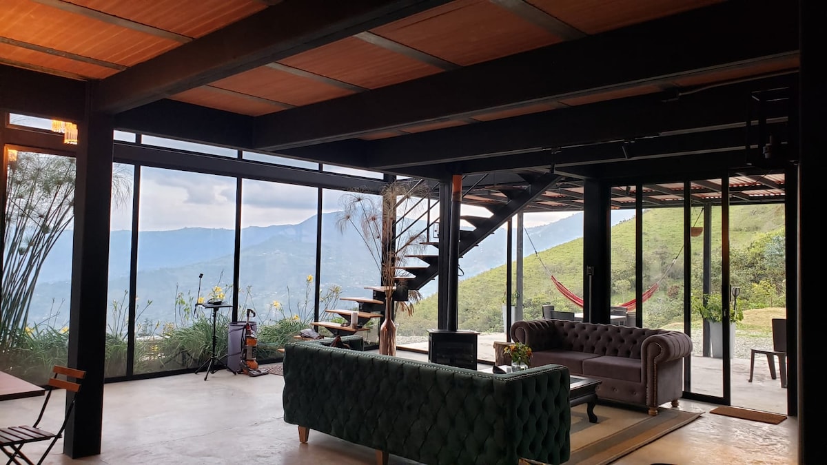 Casa en la colina en Medellín para una pareja