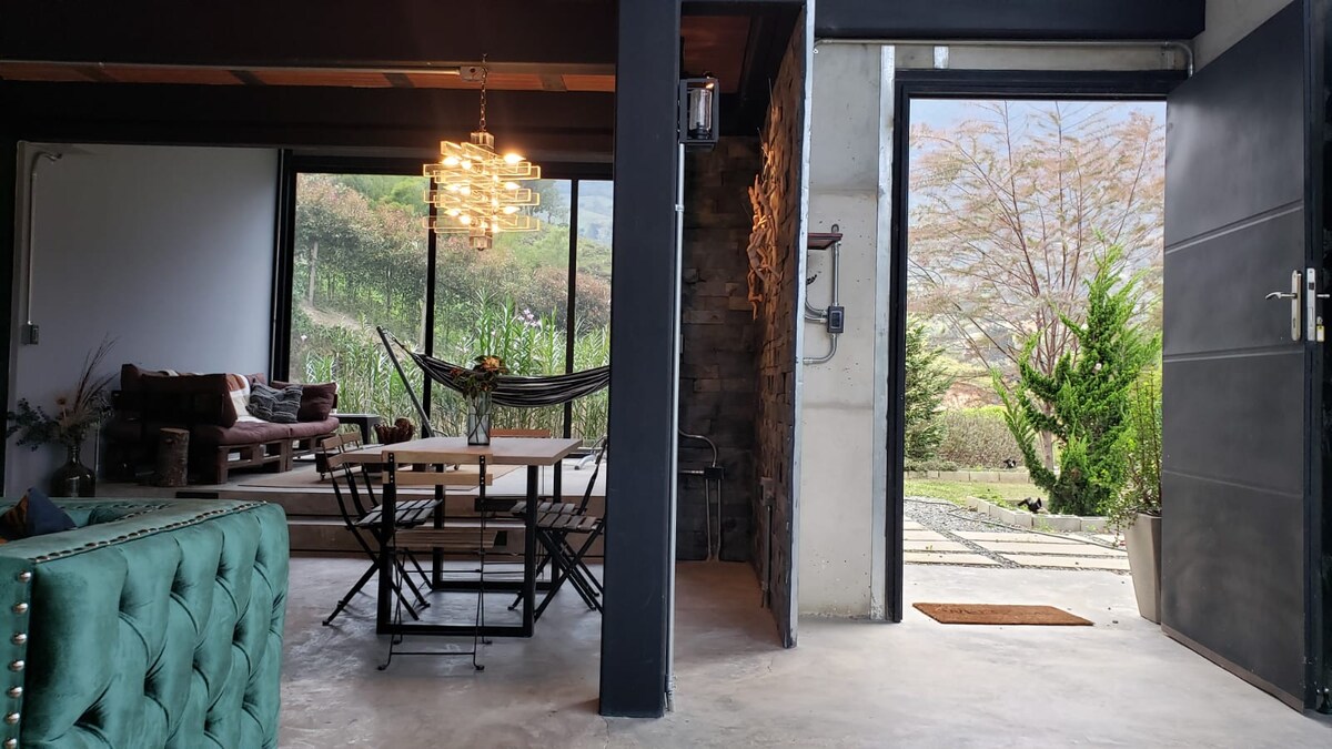 Casa en la colina en Medellín para una pareja