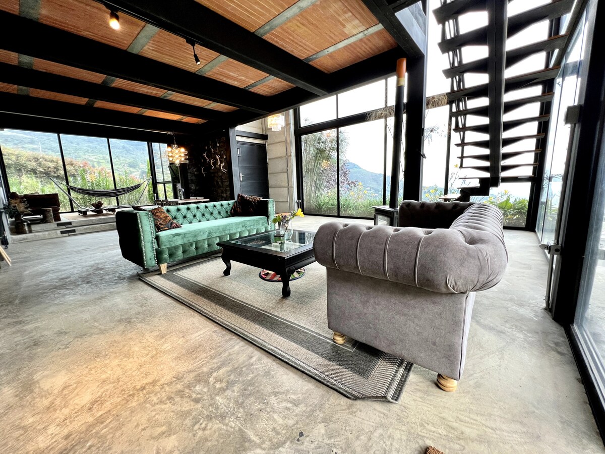 Casa en la colina en Medellín para una pareja