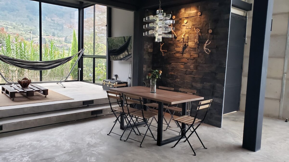 Casa en la colina en Medellín para una pareja