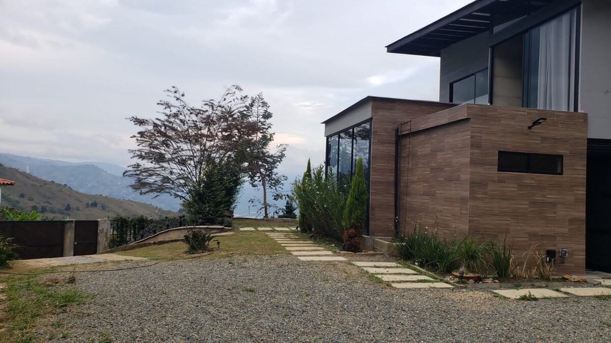 Casa en la colina en Medellín para una pareja