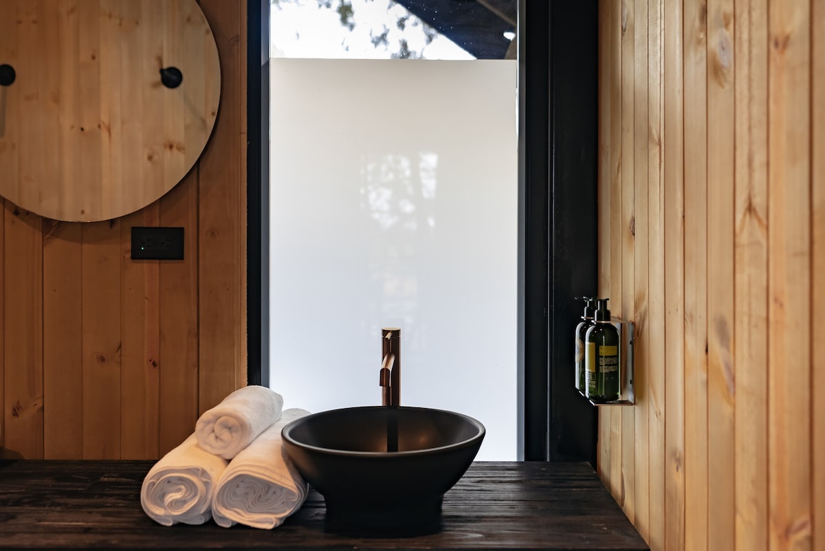 Cabaña privada con jacuzzi y vista al lago | Servicio de hotel