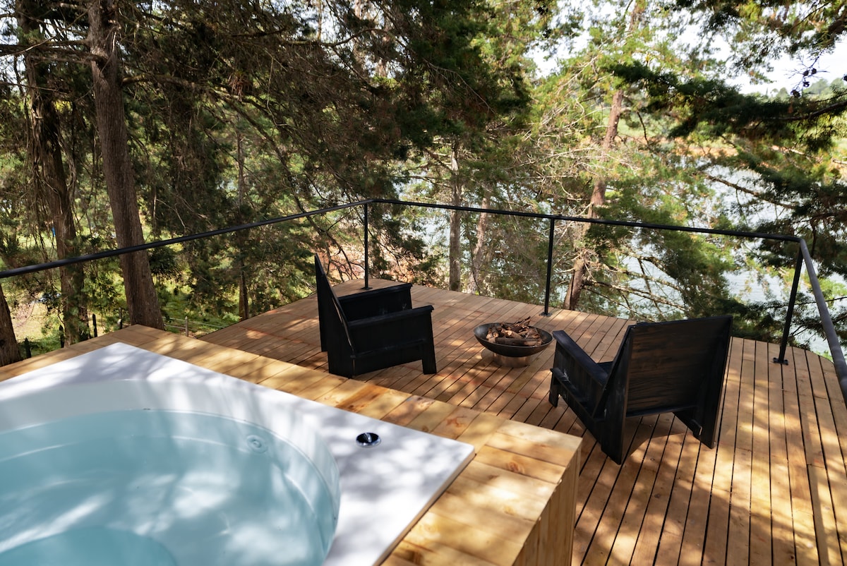 Cabaña privada con jacuzzi y vista al lago | Servicio de hotel
