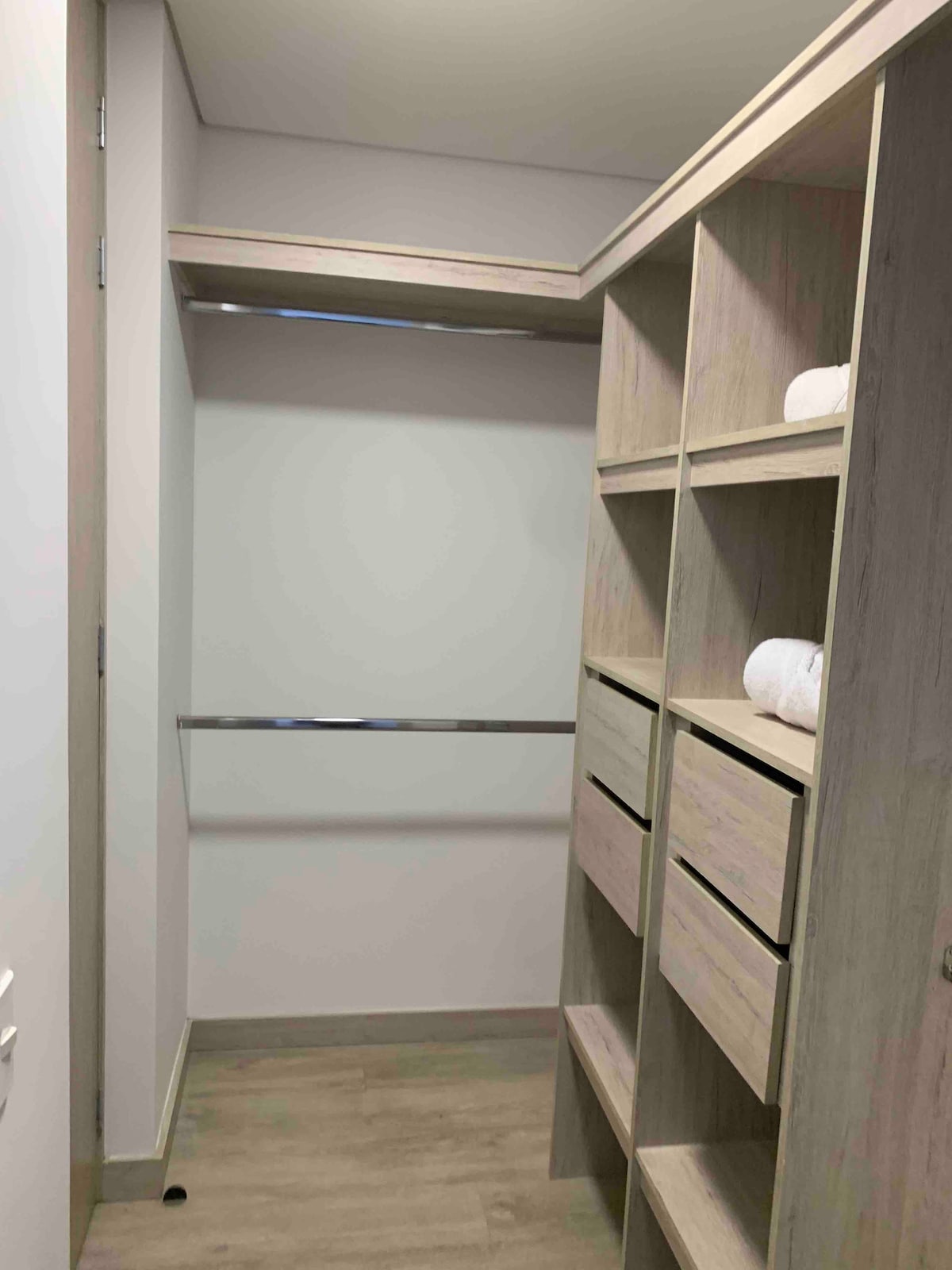 Apartamento nuevo y contemporáneo