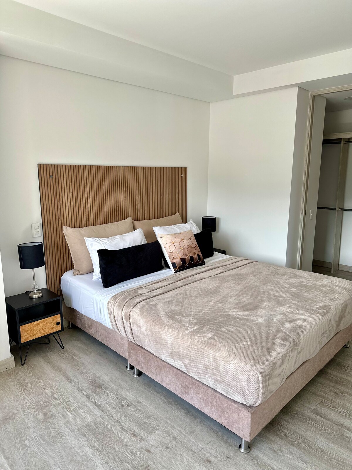 Apartamento nuevo y contemporáneo