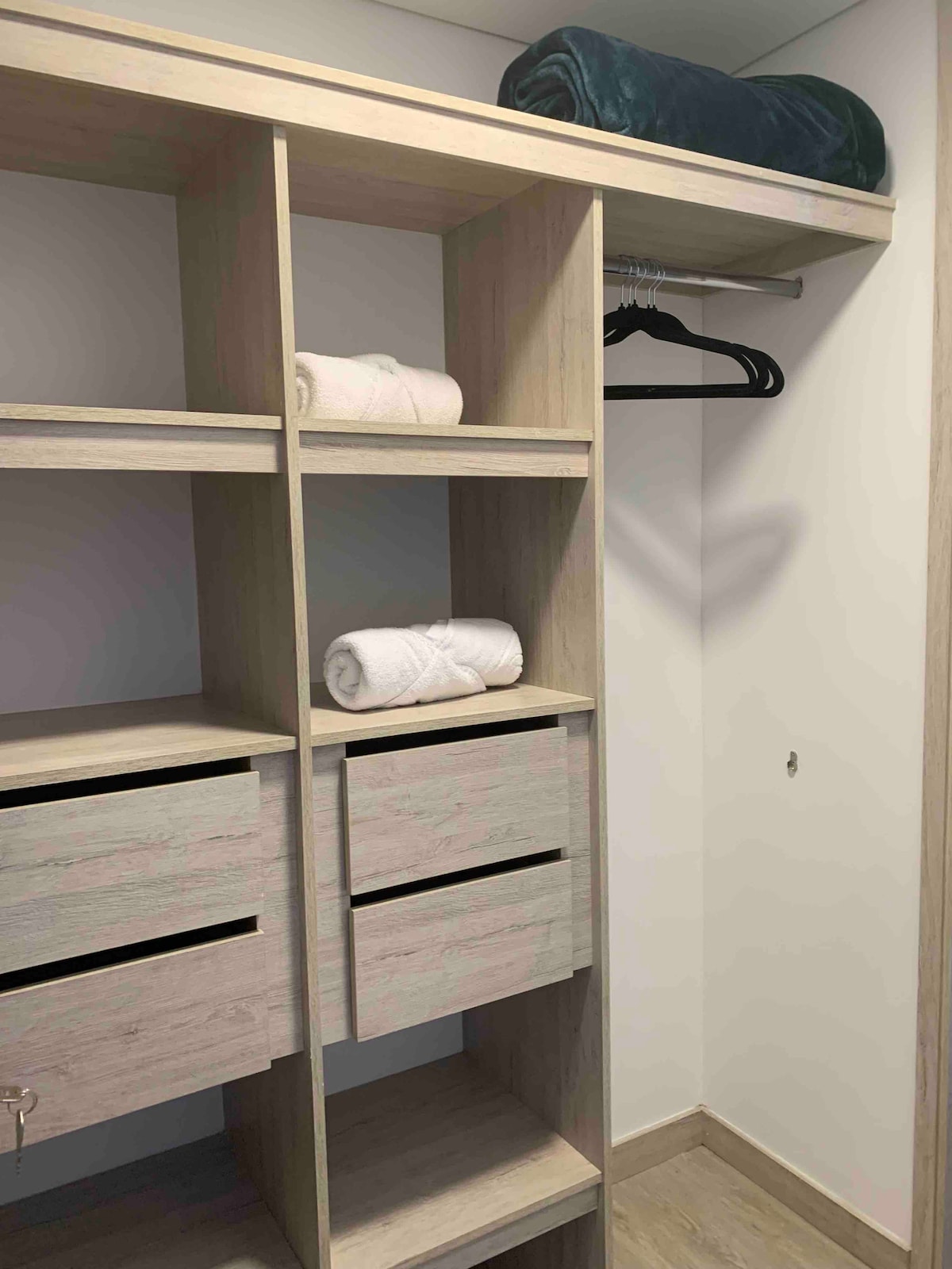 Apartamento nuevo y contemporáneo