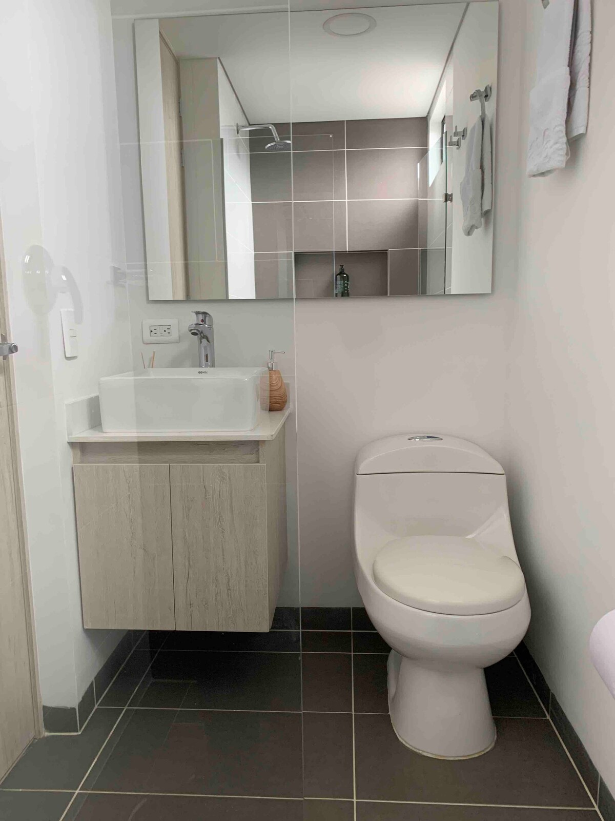 Apartamento nuevo y contemporáneo