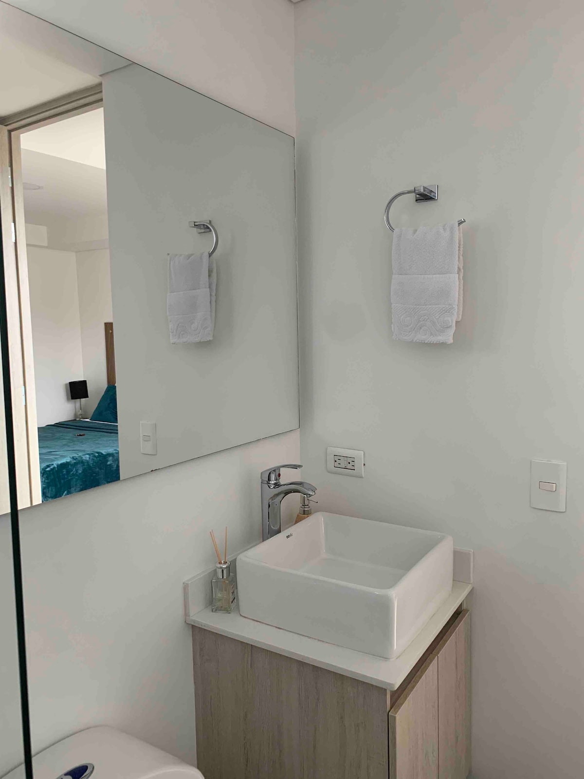 Apartamento nuevo y contemporáneo
