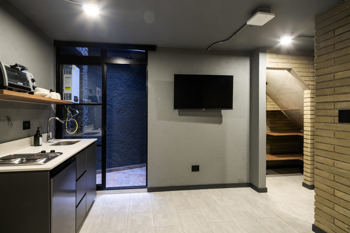 Estudio, wifi rápido y llegada autónoma 24/7